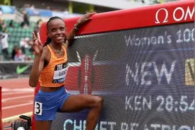 肯尼亚选手切贝特打破世界纪录 女子万米首破29分大关图片