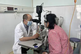 长沙娭毑摸黑刷短视频诱发急性青光眼！提醒：避免黑暗环境玩手机图片