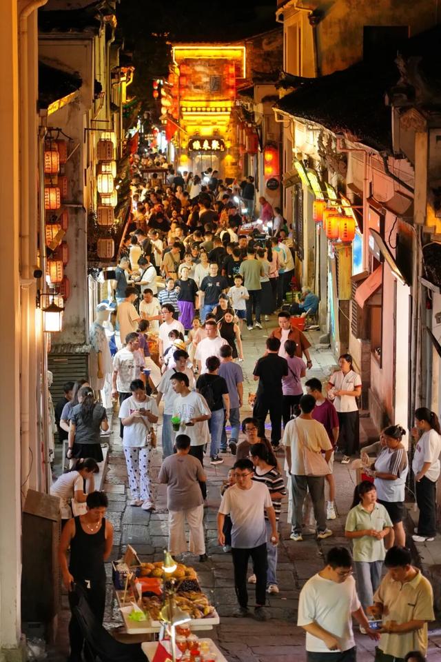 【早安，黄山】黄山用心服务八方客 ‖ 齐云山度假区单日游客量突破6万人次