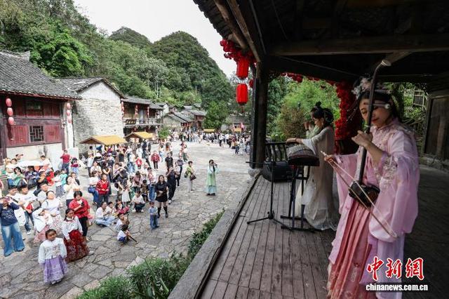 贵州安顺：民众走进云山屯感受六百年大明遗韵