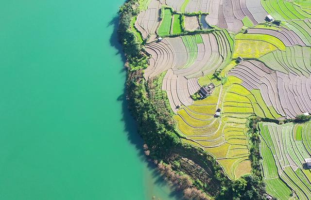 冬日澜沧江水绿如蓝