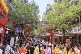 18只烧猪一小时分完，西乡北帝三月三庙会上演“阿公赐猪肉”欢宴盛景图片
