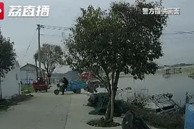 当​“旱鸭子”遇上落水者，他这样救人，赞！图片