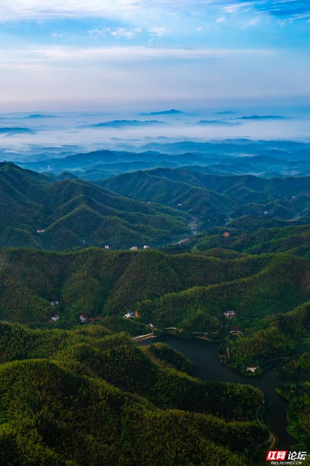 欢庆时刻丨湘潭白石镇：鎏金晨光漫群峰，山河故乡寄深情