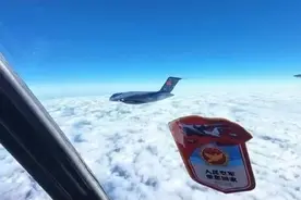 歼-20舱内视角看运-20接烈士遗骸回家图片