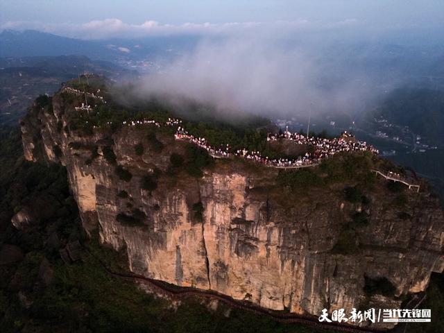凯里：登香炉山观日出成热潮