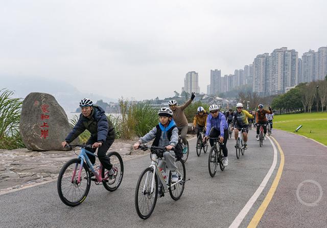 骑行环湖绿道 览城市美景
