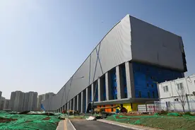 西安际华园冰雪运动中心滑雪场内场开始造雪 预计5月开放图片