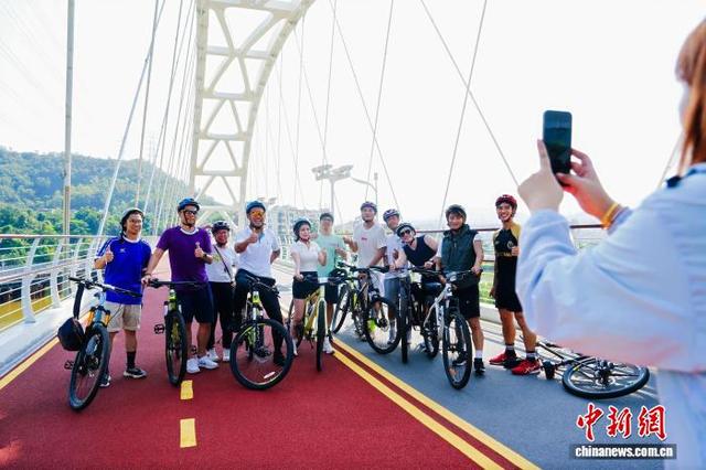近300名深港骑友骑游罗湖 庆东江水供港60周年