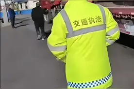 一高速收费站治超员撕毁司机超限证。官方：涉事人员停职，调离岗位。当事司机：必须道歉图片