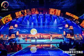 春晚主打节目丨若是月亮还没来 观众也可上舞台 王宇宙、乔浚辰与全国网友同屏共唱图片