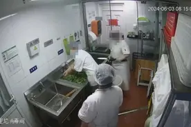 真离谱！北京一厨工在餐具池里涮墩布，被辞后还反诉幼儿园……图片