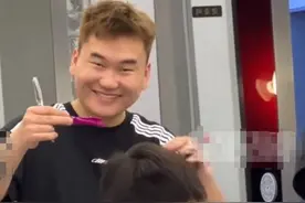 潘展乐低调现身上海一理发店，Tony老师：偶遇比中500万还难！图片