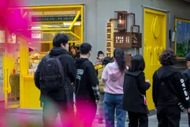 纪念亮灯110周年，“温州第一盏电灯”铜雕亮相五马街图片