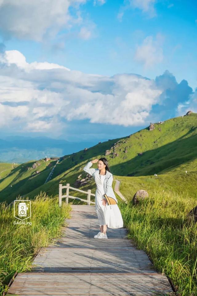 在21℃的连绵绿意里 ，我坐的不是缆车是糖果色的云！周边还藏着一座古镇……