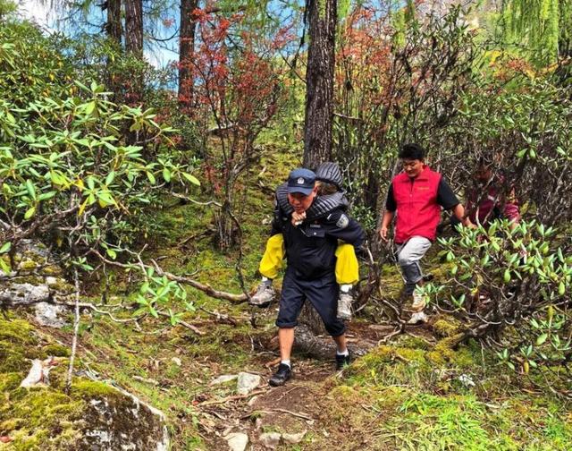 女游客4700多米山上昏迷被队友抛弃