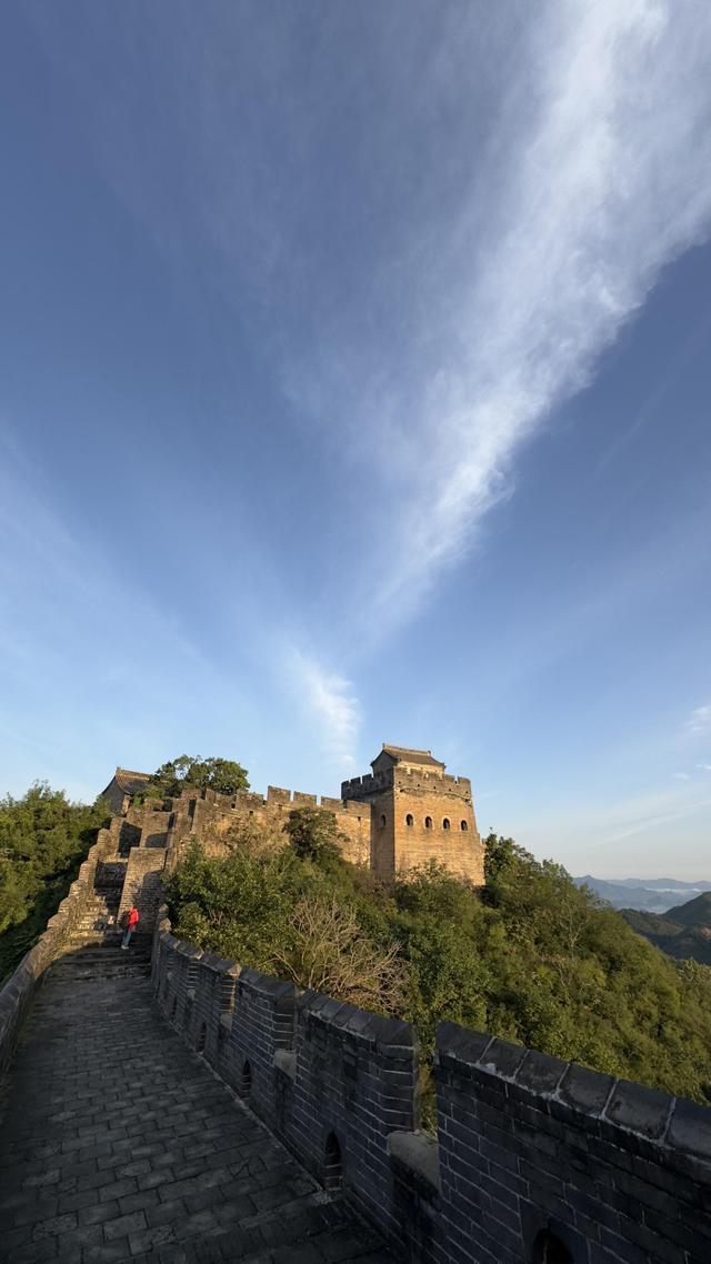 云蒸霞蔚，流光溢彩！金山岭长城晨景壮美如画