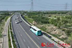 公交游雄安，乘客满当当图片