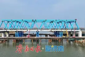 济南至宁津高速公路工程徒骇河大桥主跨钢桁梁顺利合龙图片