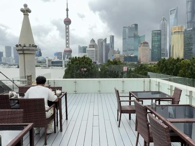 几十元团购一杯酒、周四女生免费...记者亲测：低成本也能上外滩露台欣赏绝佳景色丨精彩夜上海
