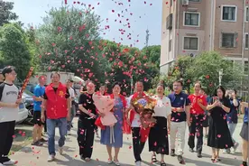【紫牛热点】男子回到阔别60多年的家，看到哥哥姐姐后哭成泪人图片