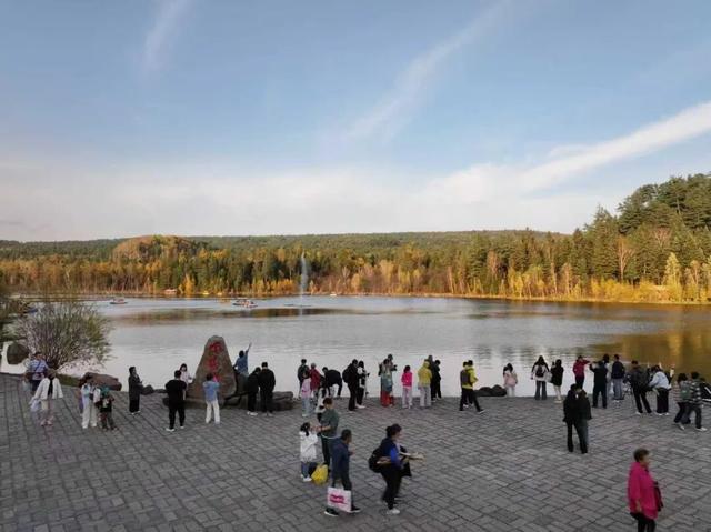 观“五花山”色 享生态康养｜伊春，藏不住了！“林都红”火爆出圈，景区人气爆棚！