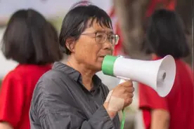 高速路上大巴车抛锚，张桂梅将学生们护在身后图片