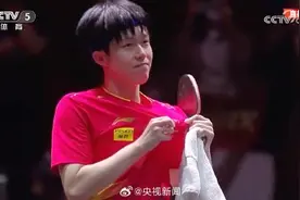 王楚钦展示胸前的国旗图片