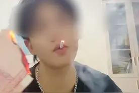 男子在400人群里炫富，烧100元人民币点烟被举报，警方：警告并罚款1万元图片