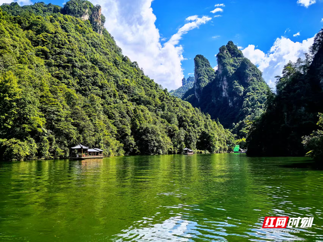 张家界宝峰湖：峰巅碧玉 清凉胜境引客来