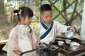 幼儿园萌娃们摘桂花泡茶，敬老心意暖重阳图片