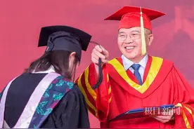 高校毕业典礼上校长献唱《热血颂》，寄语学子“心有所信 方能行远”图片