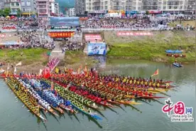 湖南泸溪：龙舟大赛展现传统文化火热魅力(图)图片