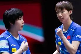 王曼昱/蒯曼勇夺世乒赛女双冠军图片