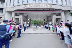 高考落幕！盘点郑州“显眼包”式接考：薛之谦海报、亲友团条幅图片