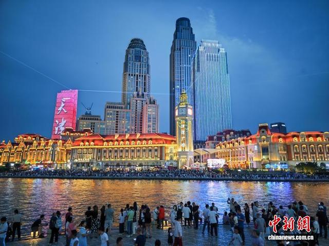 天津：海河两畔楼体光影秀与市民共绘城市浪漫