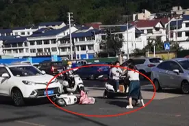 太帅了！贵阳一小伙马路中央上演“公主抱”，后来的这个动作引网友热赞图片