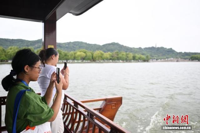 浙江杭州：欧洲华裔感受世遗西湖魅力