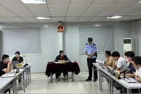居民房屋漏水打官司，法官来到社区开庭图片
