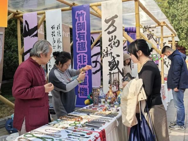 不必扎堆地坛公园！东城区赏秋攻略，一图收藏