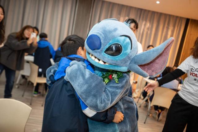 全新唐老鸭主题商品以手语和盲文呈现“我真棒”！迪士尼将神奇与无障碍融入游客日常生活