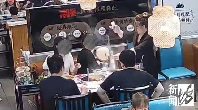 把手断裂 火锅店整壶高汤浇母女身上