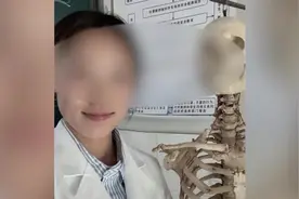 医学生发大体老师头骨合影，面露微笑被疑不尊重，校方回应图片