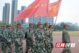 硬核军训！益阳医专800余名新生徒步13公里打卡“山乡巨变第一村”图片