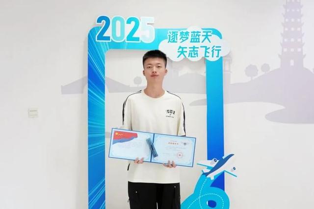 苏州学生坐运-20去报到