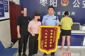 市民购物付款未成功就离开，民警帮店主追回钱款图片