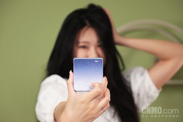 荣耀Magic V Flip2 高定款体验：一眼动心的掌上时尚单品