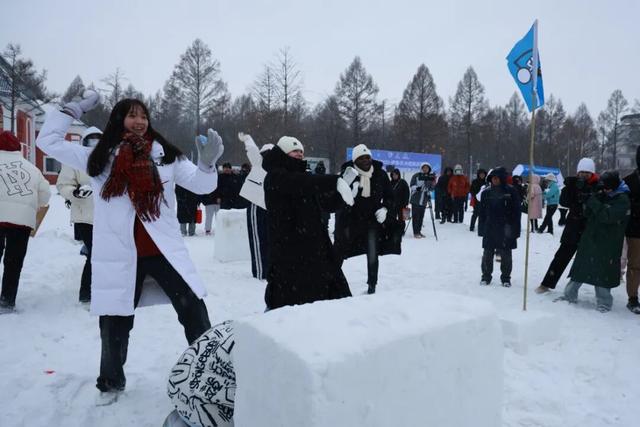 “冰雪+温泉”盛装迎客 浪漫经济焕发新活力