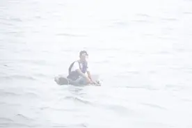 广东一男子遇险，坐泡沫板在海上漂流1天1夜图片