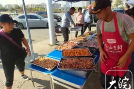 换地方摆摊后生意仍火爆 合肥 “盒饭姐”想尝试直播带货图片